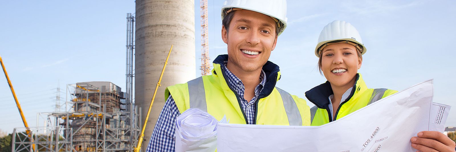 Spanischer Ingenieur schaut in die Baupläne